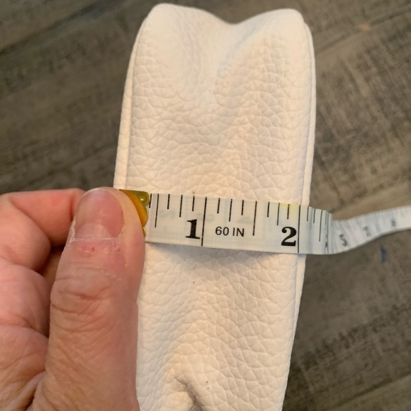 Mario Badescu COSMETIC BAG Makeup White Faux Leather Preloved EUC - Picture 3 of 4